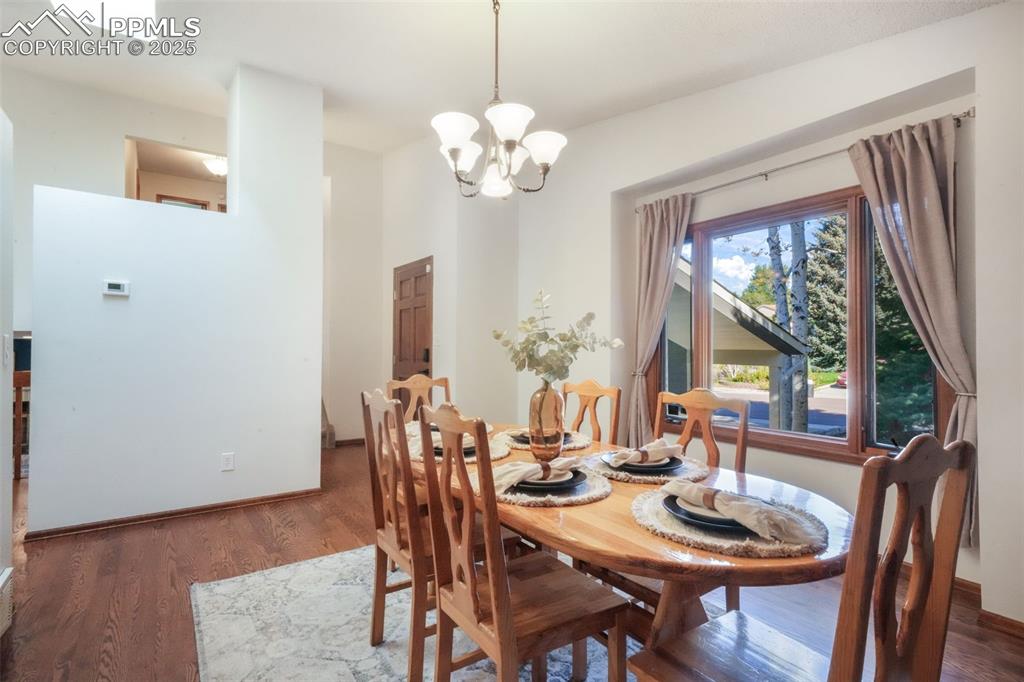 Image 6 of 50: Dining Area