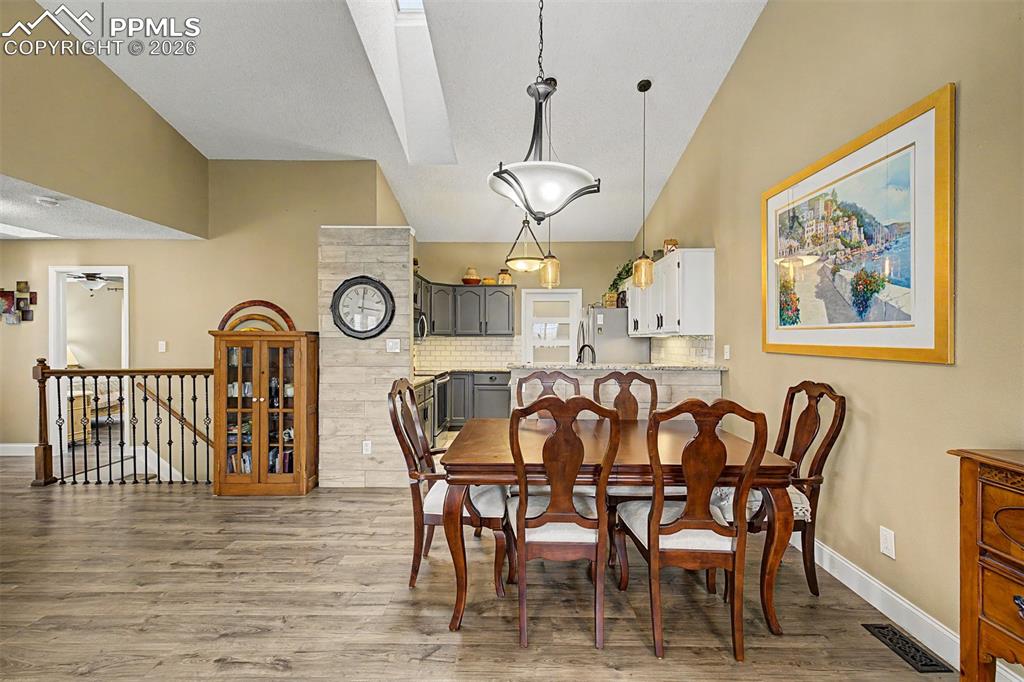 Image 15 of 50: Dining Area