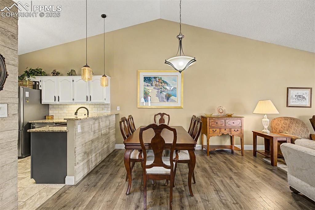 Image 16 of 50: Dining Area