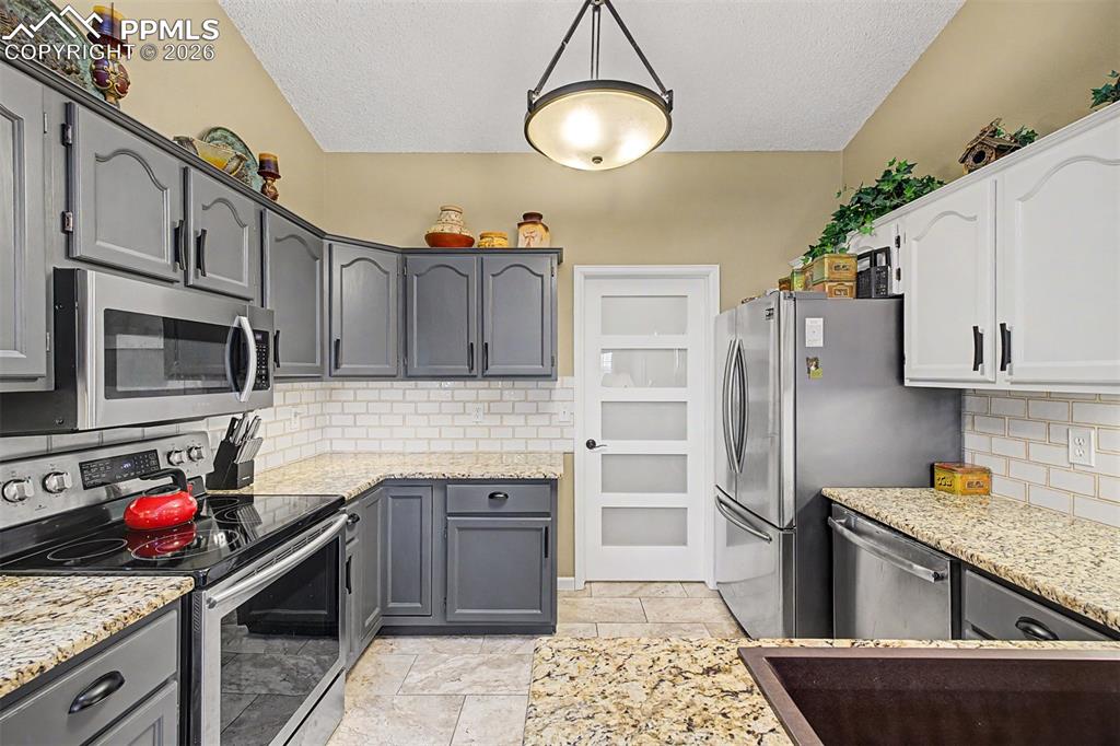 Image 19 of 50: Kitchen