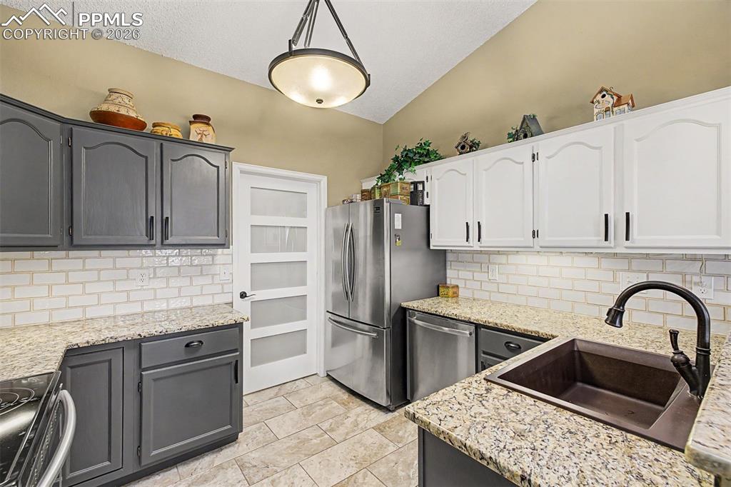 Image 20 of 50: Kitchen