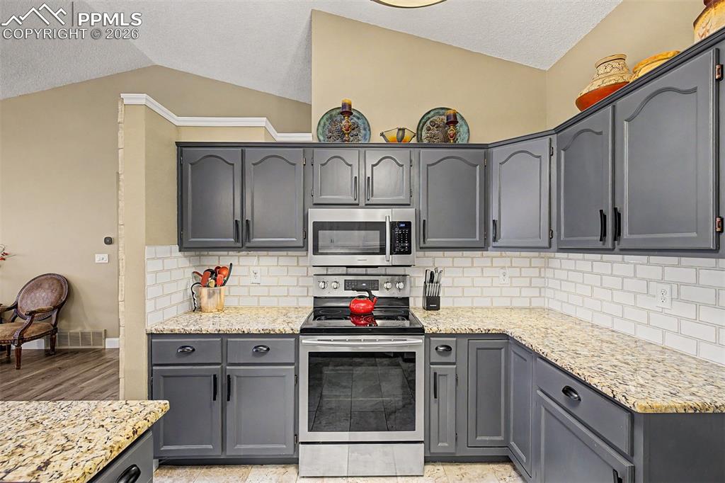 Image 21 of 50: Kitchen