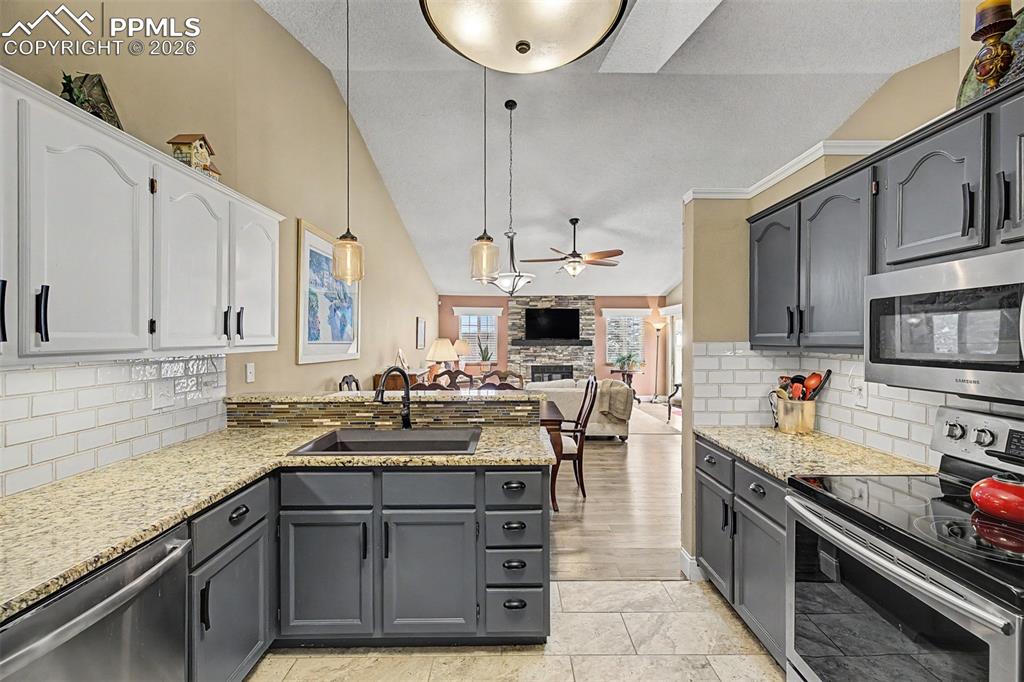 Image 22 of 50: Kitchen