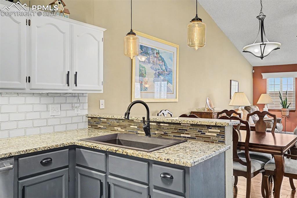 Image 24 of 50: Kitchen