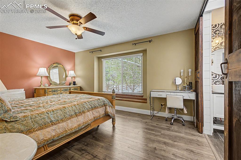 Image 25 of 50: Bedroom