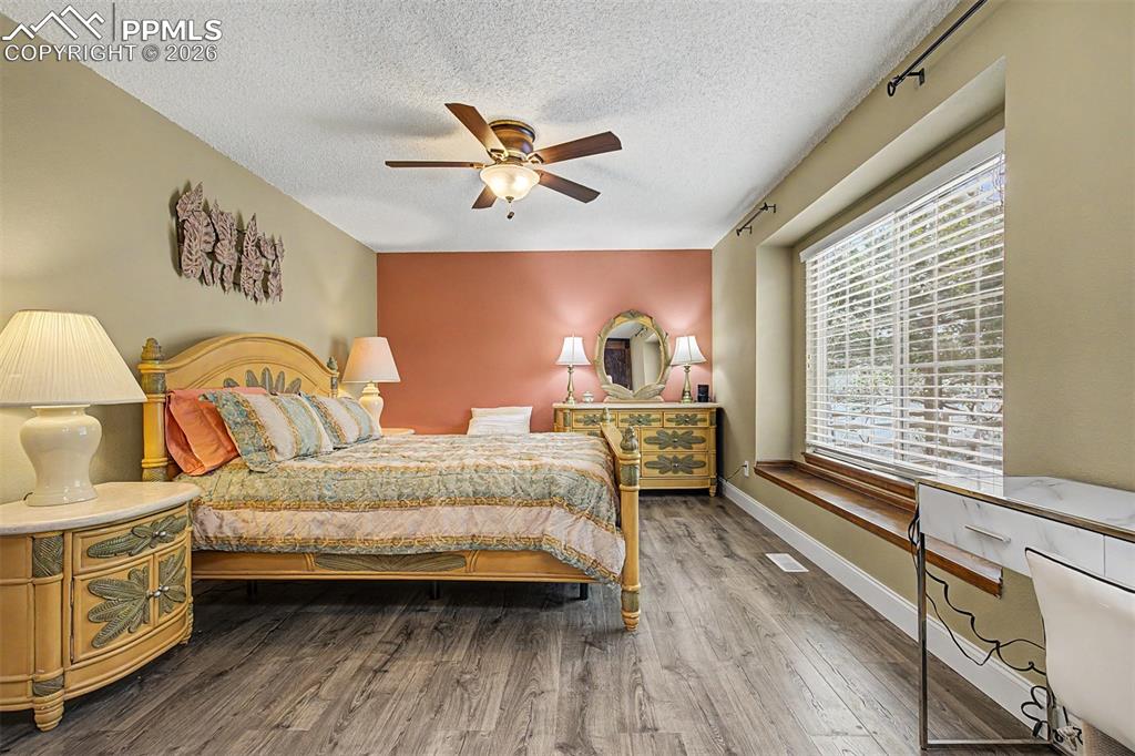 Image 26 of 50: Bedroom