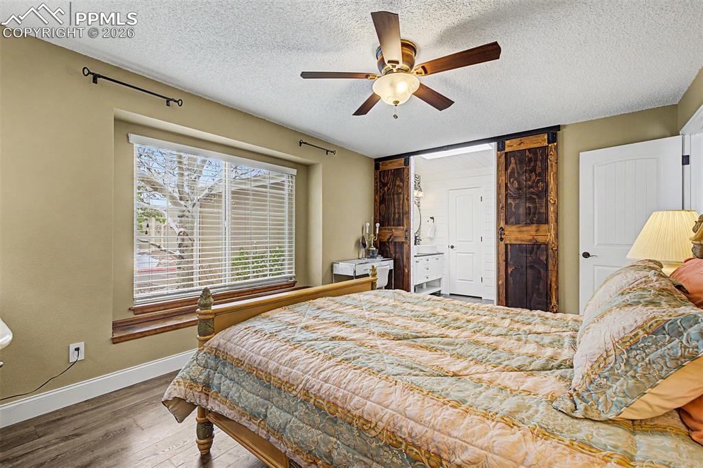 Image 28 of 50: Bedroom