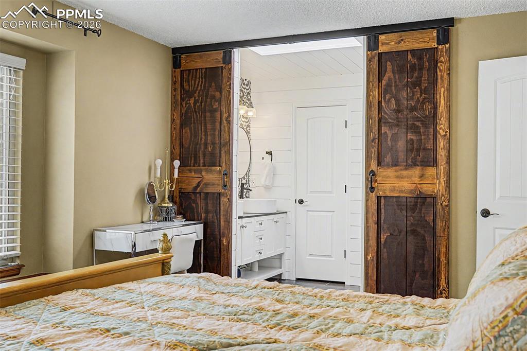 Image 29 of 50: Bedroom