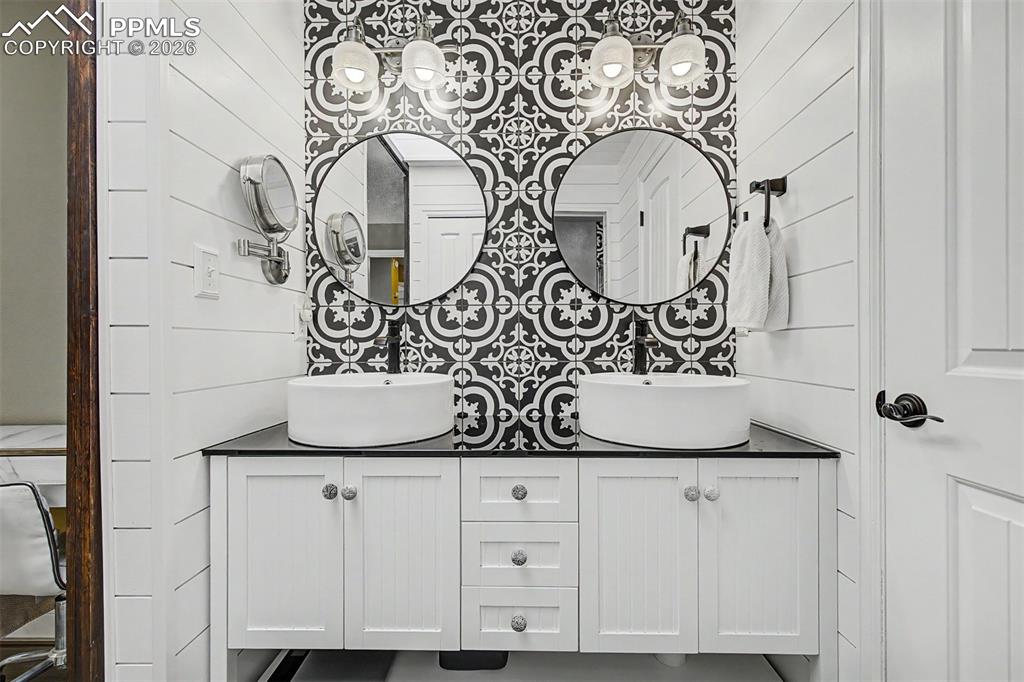 Image 30 of 50: Bathroom