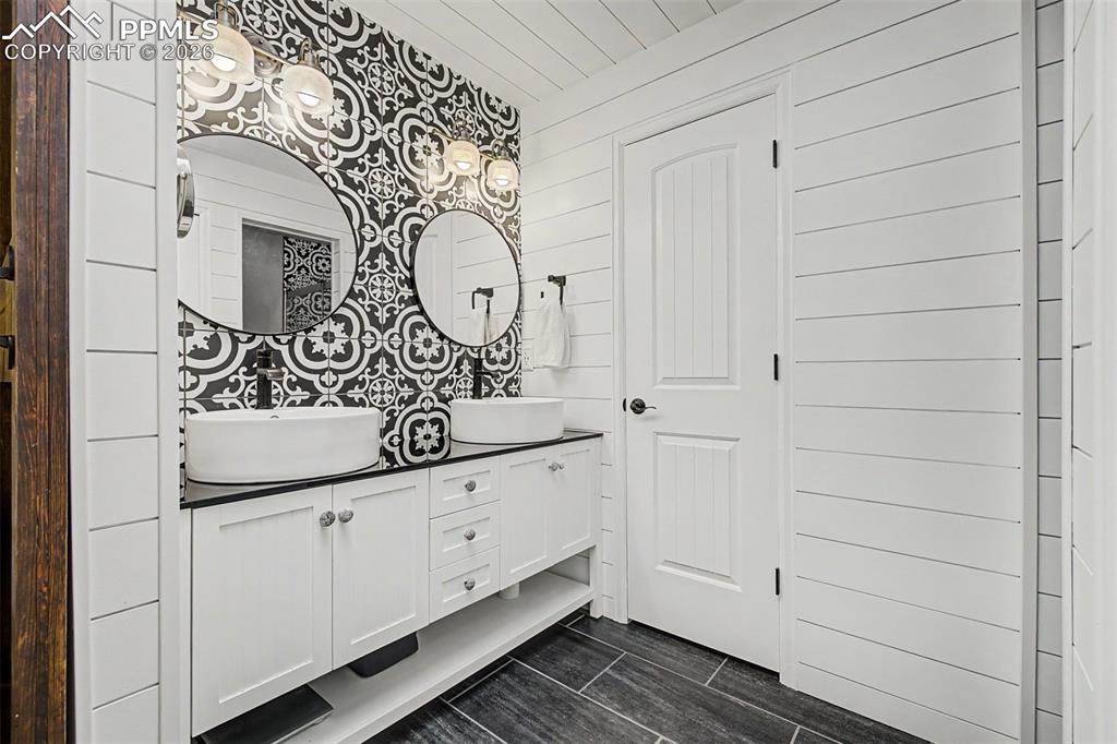 Image 31 of 50: Bathroom