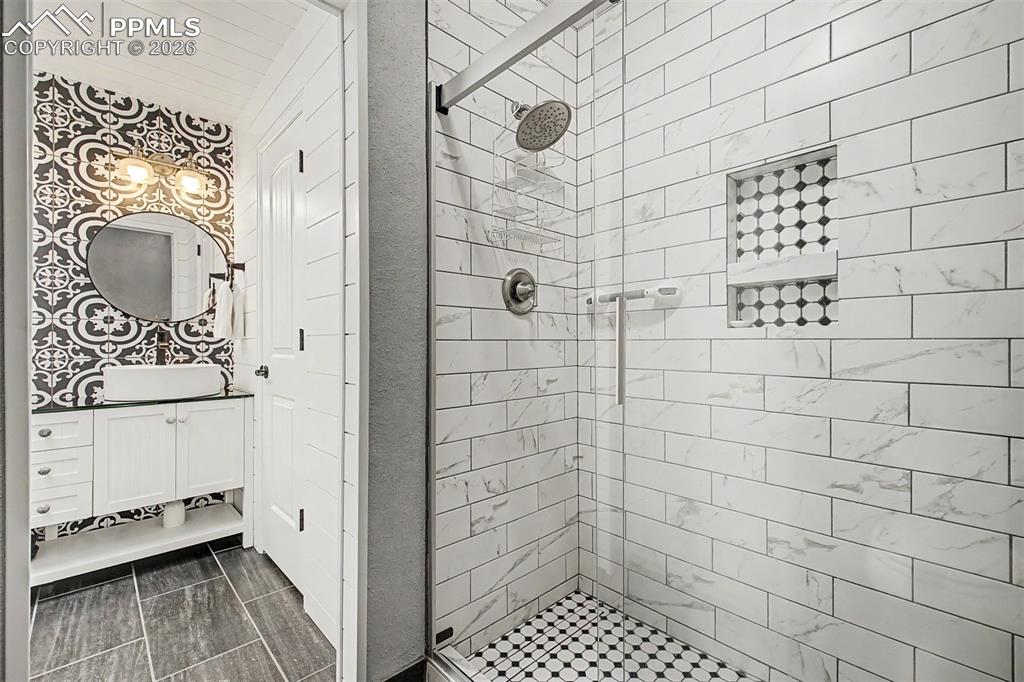 Image 32 of 50: Bathroom