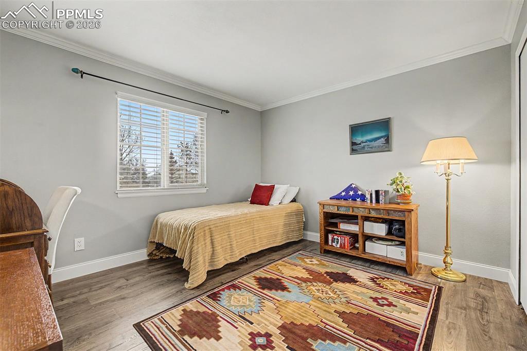 Image 33 of 50: Bedroom