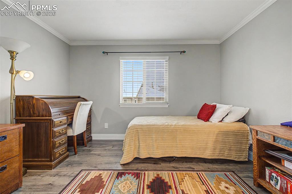 Image 34 of 50: Bedroom