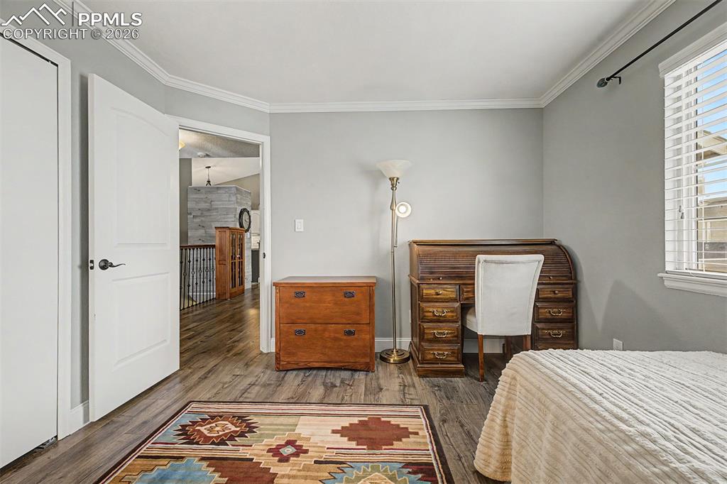 Image 35 of 50: Bedroom