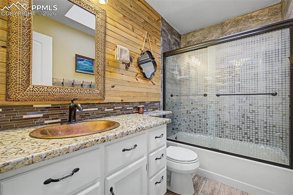 Image 36 of 50: Bathroom