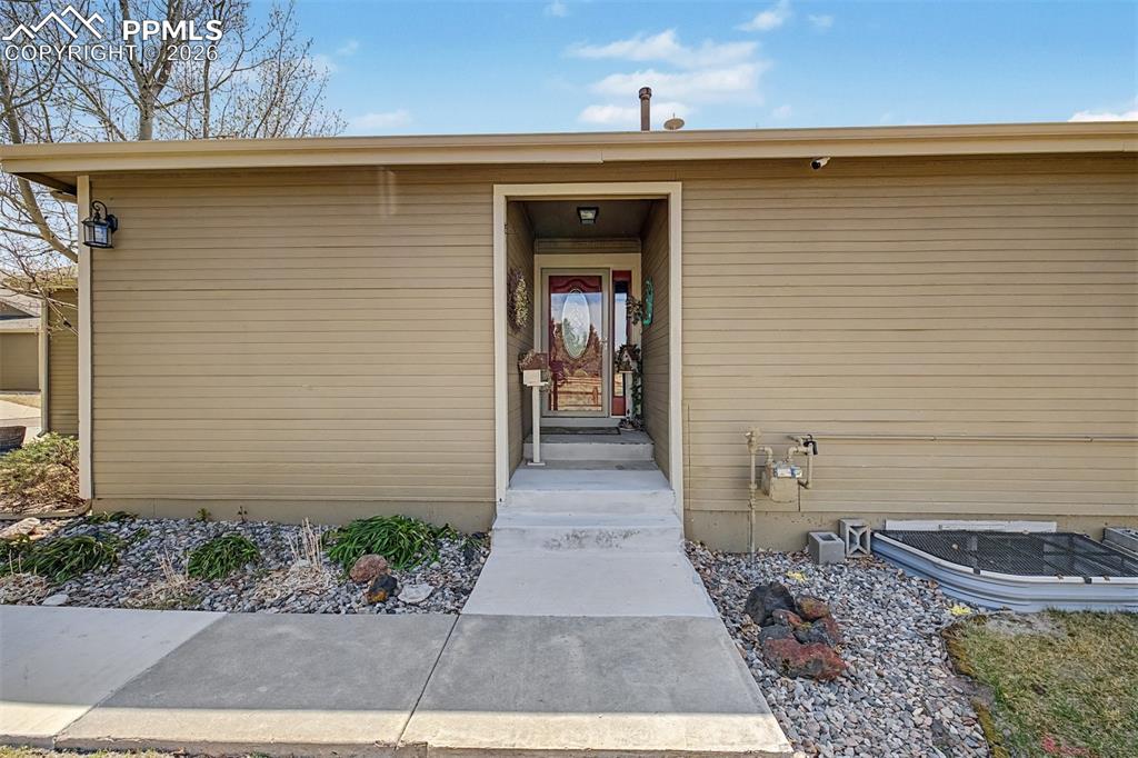 Image 4 of 50: Entry