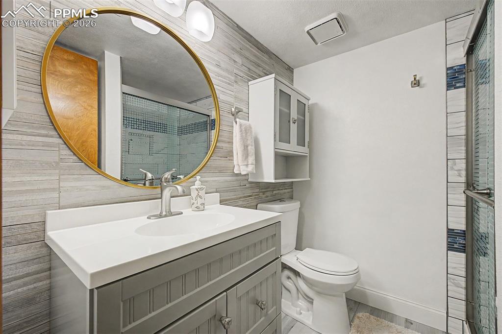 Image 45 of 50: Bathroom