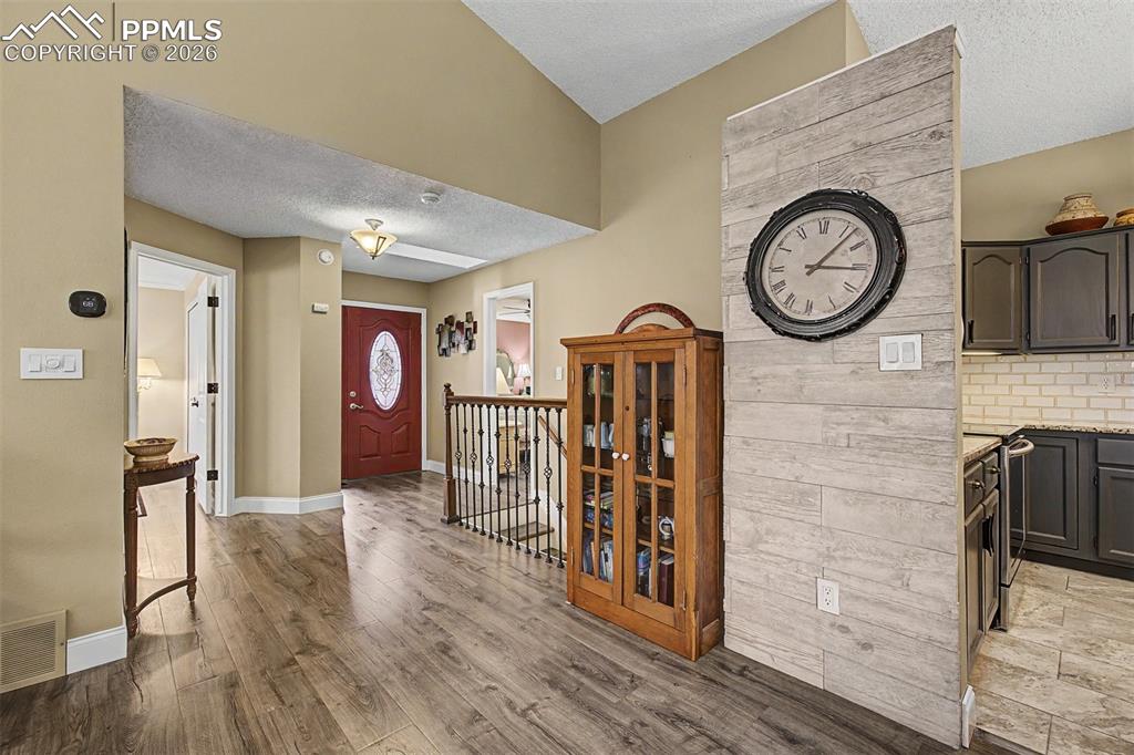 Image 6 of 50: Entry