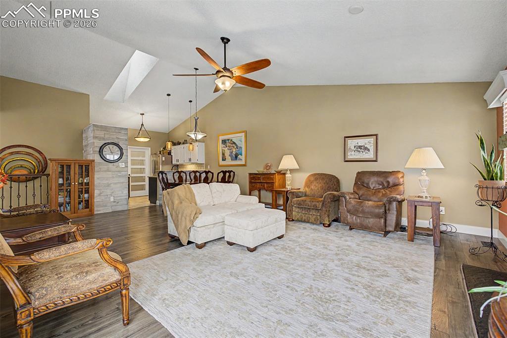 Image 7 of 50: Living Room