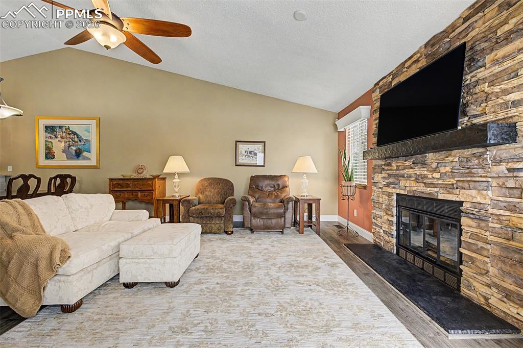 Image 8 of 50: Living Room