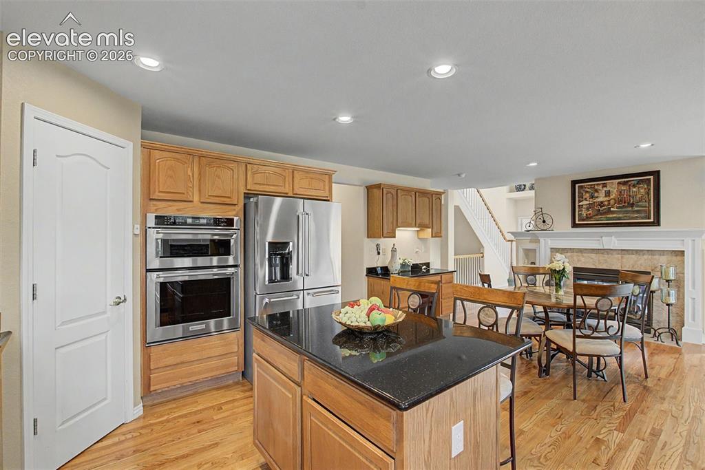 Image 11 of 50: Stainless Steel Appliances!