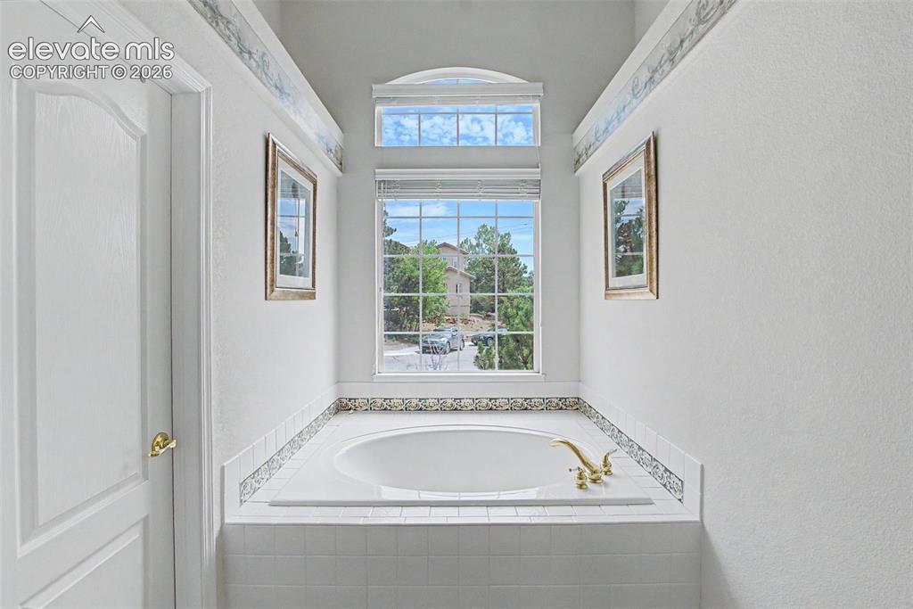 Image 25 of 50: Luxurious Soaking Tub!