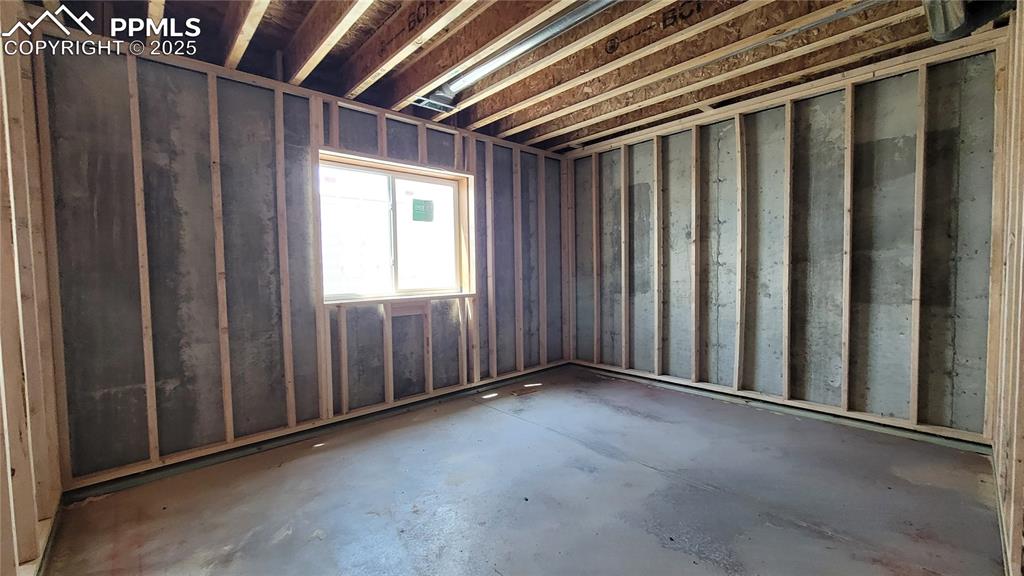 Image 14 of 18: Bedroom