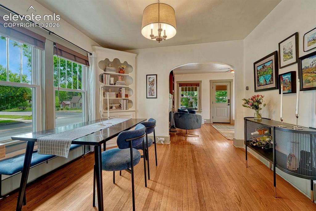 Image 10 of 49: Dining Area