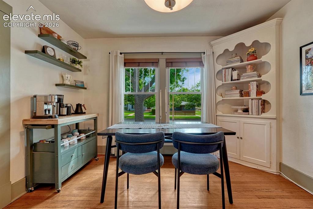 Image 11 of 49: Dining Area