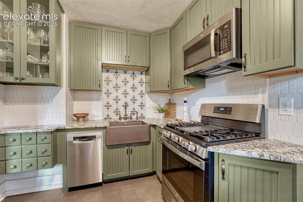 Image 13 of 49: Kitchen