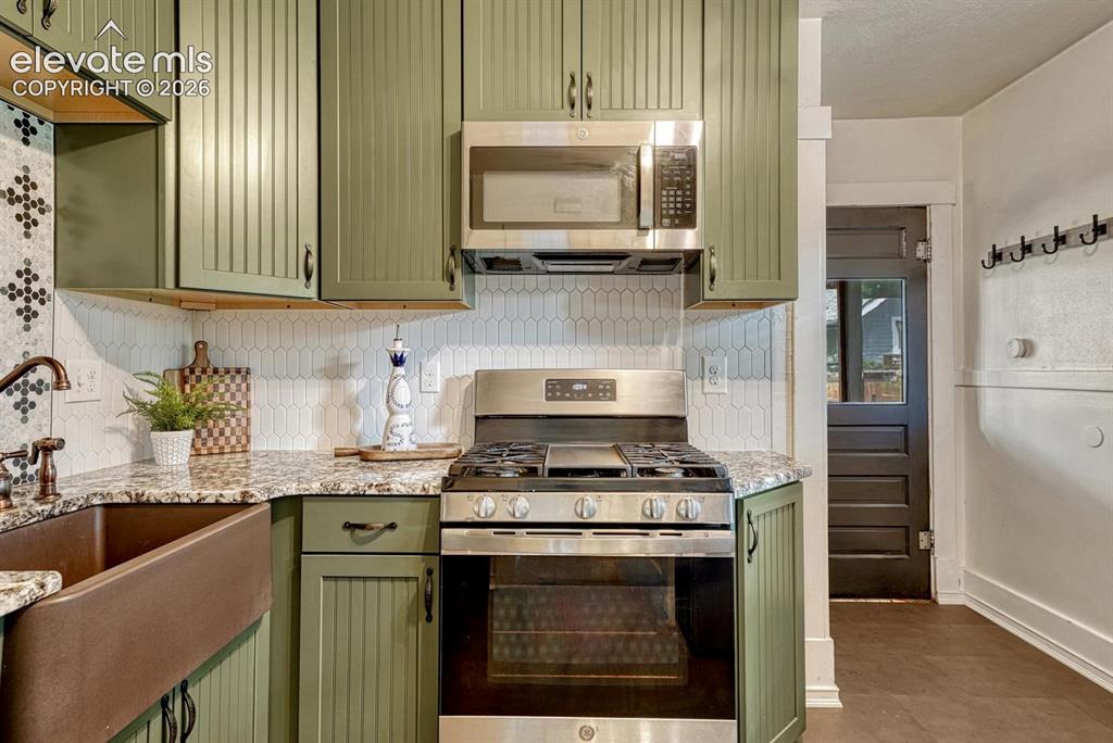 Image 14 of 49: Kitchen
