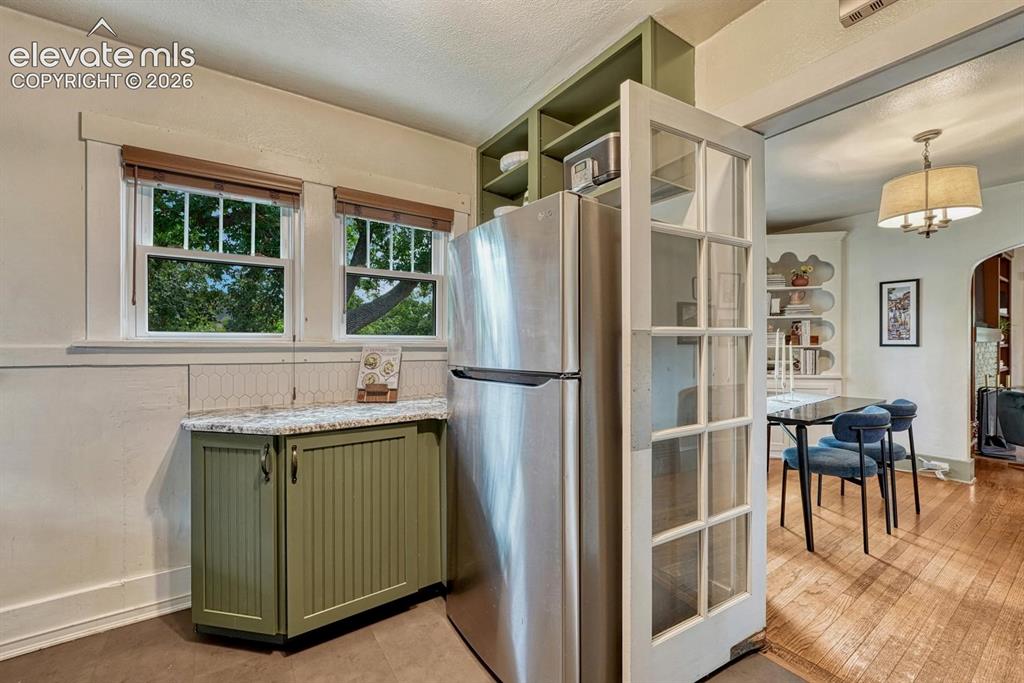 Image 15 of 49: Kitchen