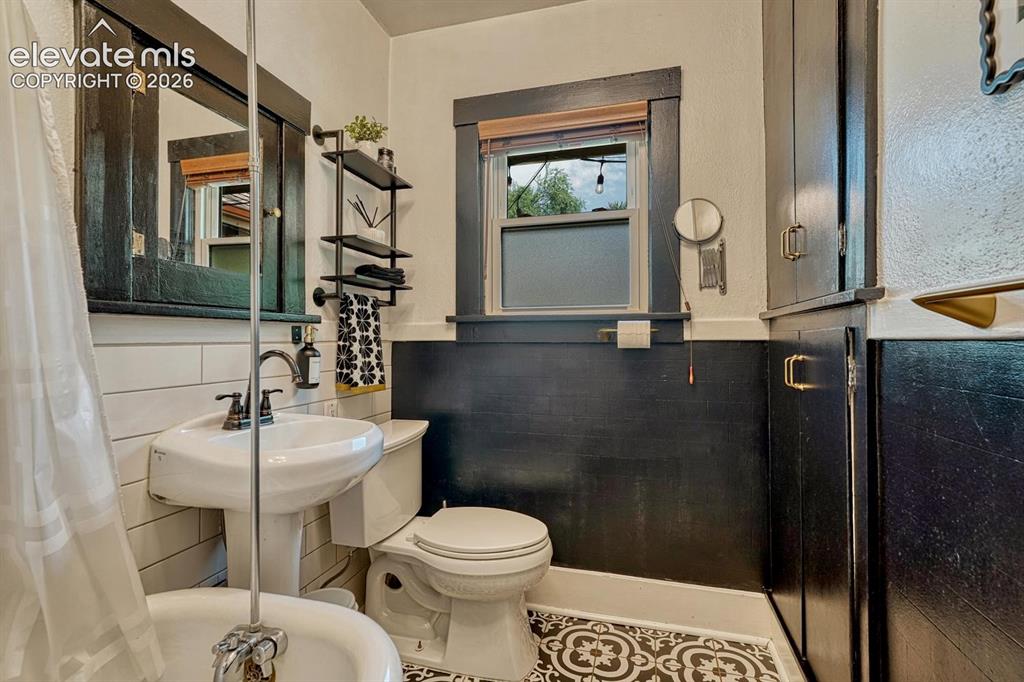 Image 22 of 49: Bathroom