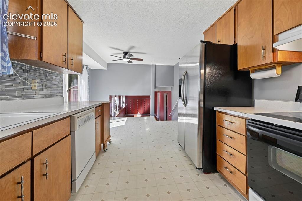 Image 11 of 34: Kitchen
