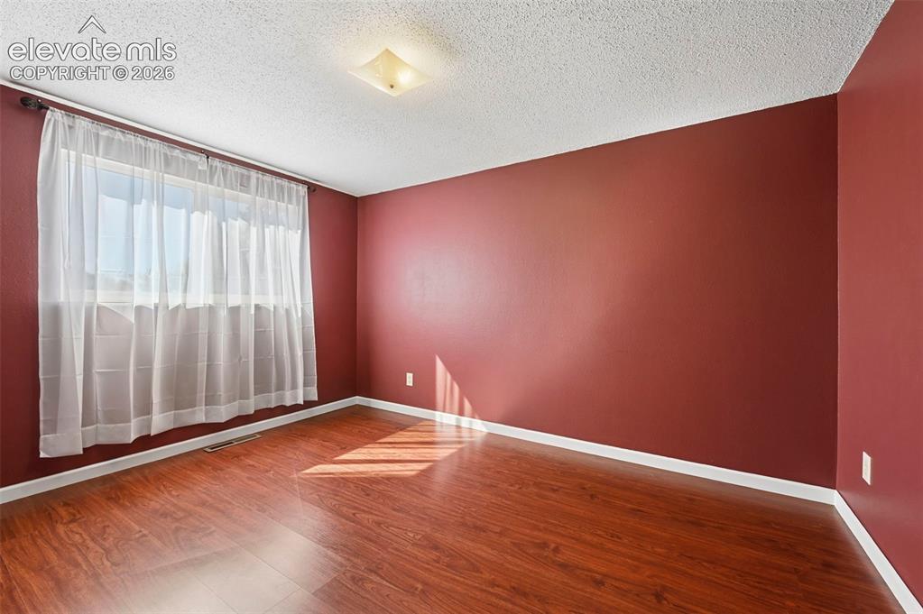 Image 18 of 34: Bedroom