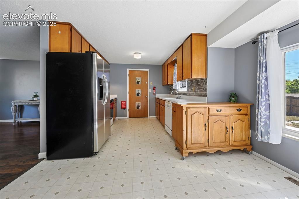 Image 8 of 34: Kitchen