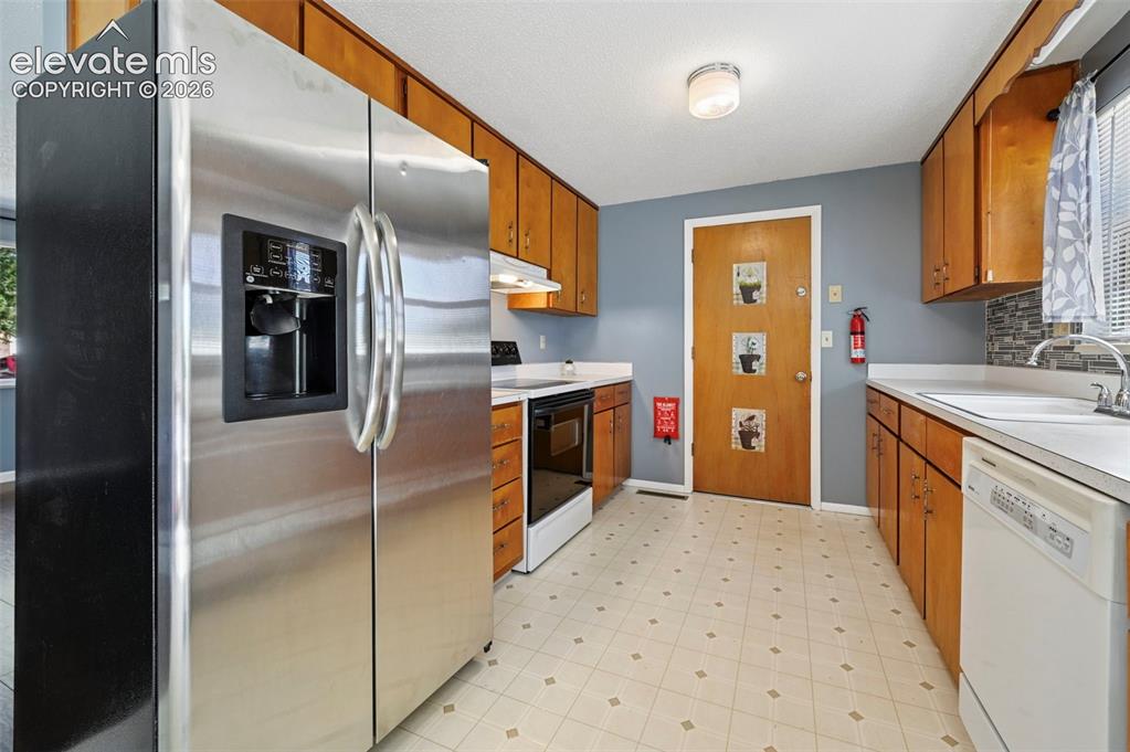 Image 9 of 34: Kitchen