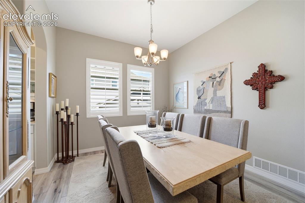 Image 16 of 46: Dining Area