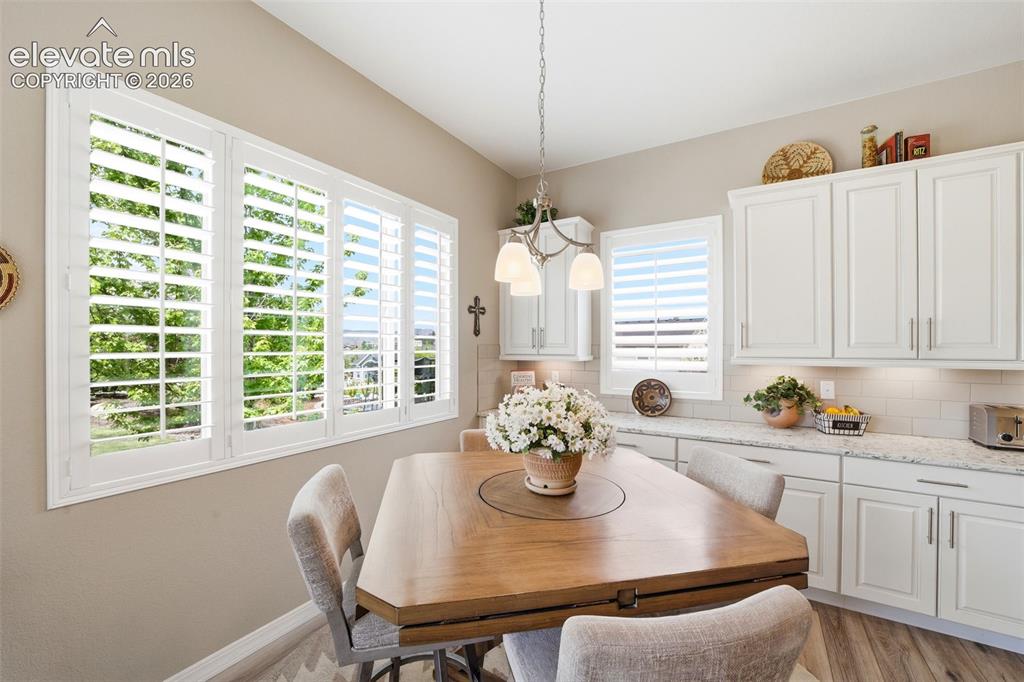 Image 19 of 46: Dining Area
