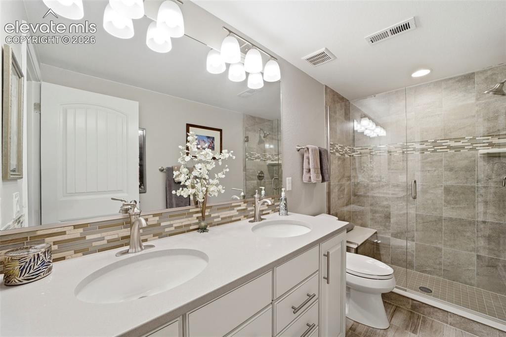 Image 36 of 46: Bathroom