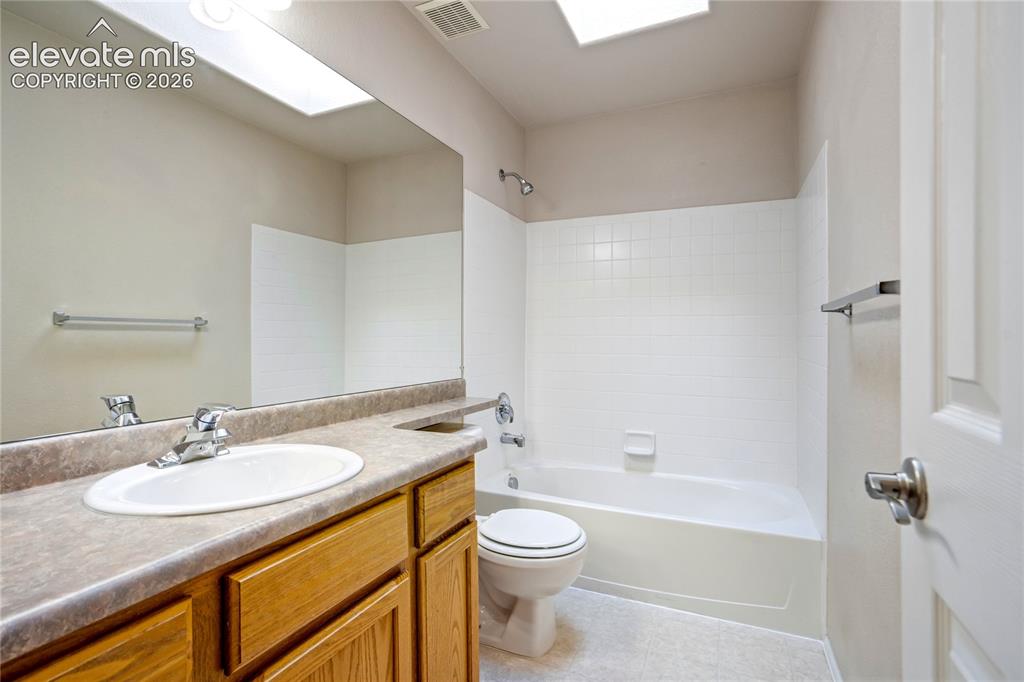 Image 31 of 48: Bathroom
