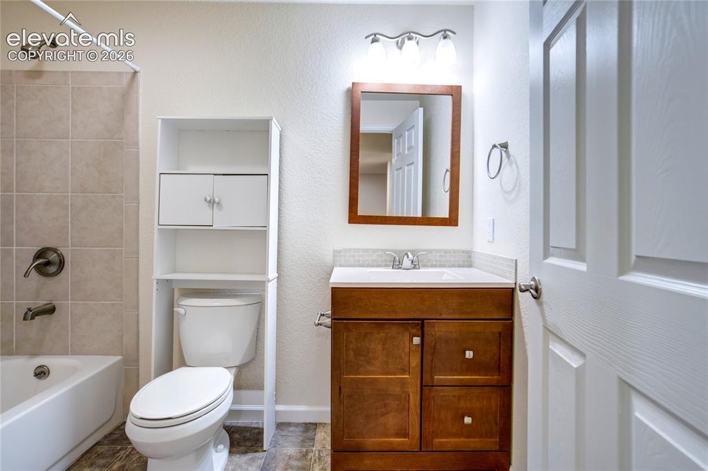 Image 36 of 48: Bathroom