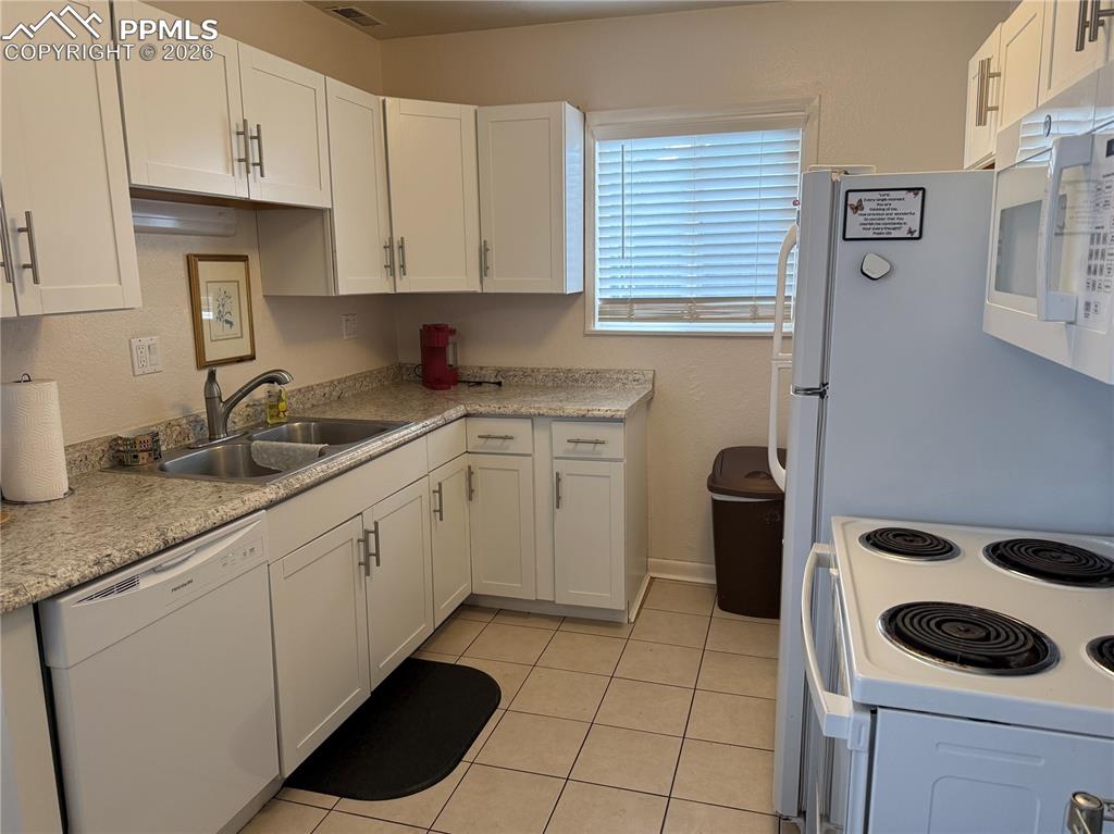 Image 17 of 24: Downstairs Kitchen
