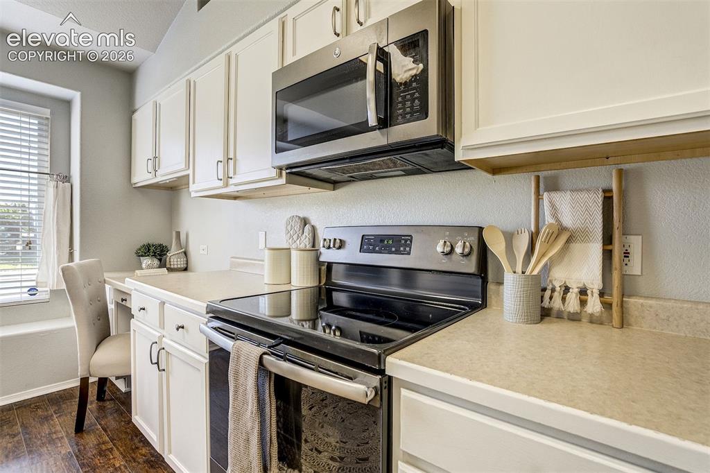 Image 15 of 48: Kitchen