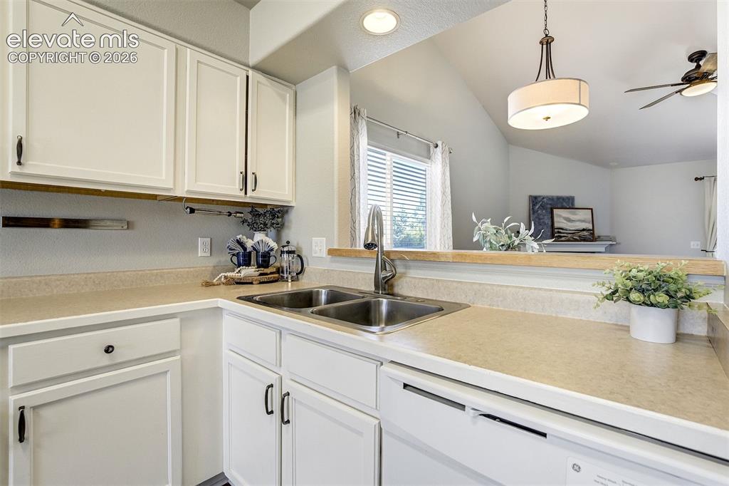 Image 16 of 48: Kitchen