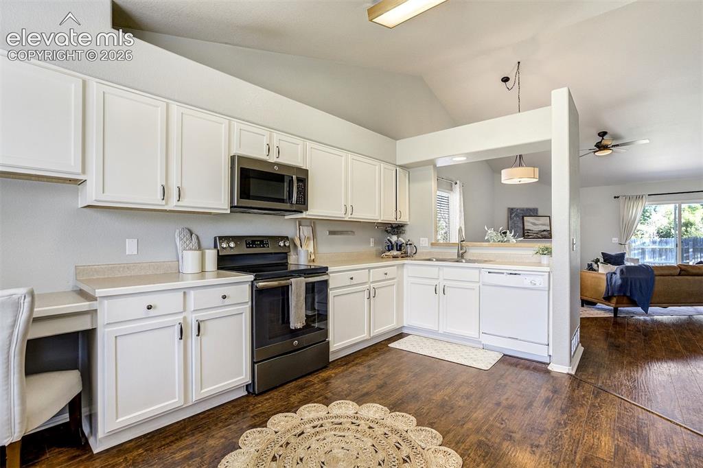 Image 18 of 48: Kitchen