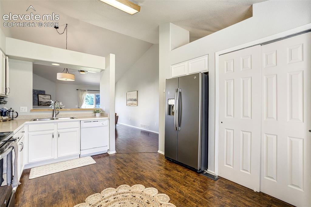 Image 19 of 48: Kitchen