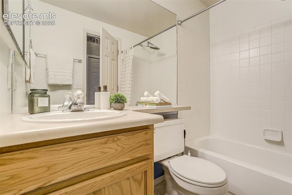 Image 32 of 48: Bathroom