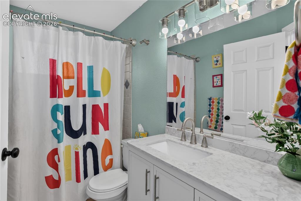 Image 20 of 29: Full bath - upper level