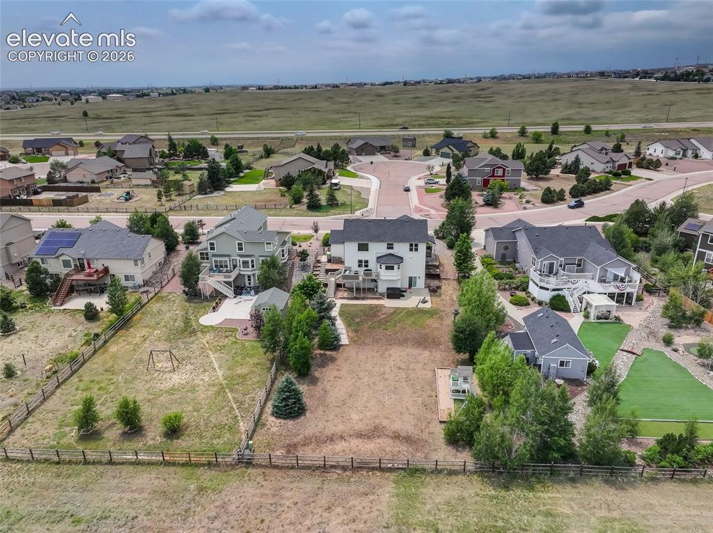 Image 27 of 29: Large yard for outdoor entertainment
